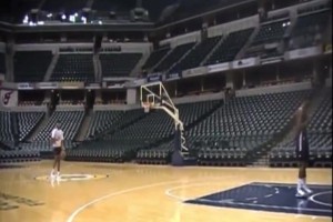 谁还没年轻过！当年乔治秀弹跳，飞跃2米18的希伯特单臂暴扣！